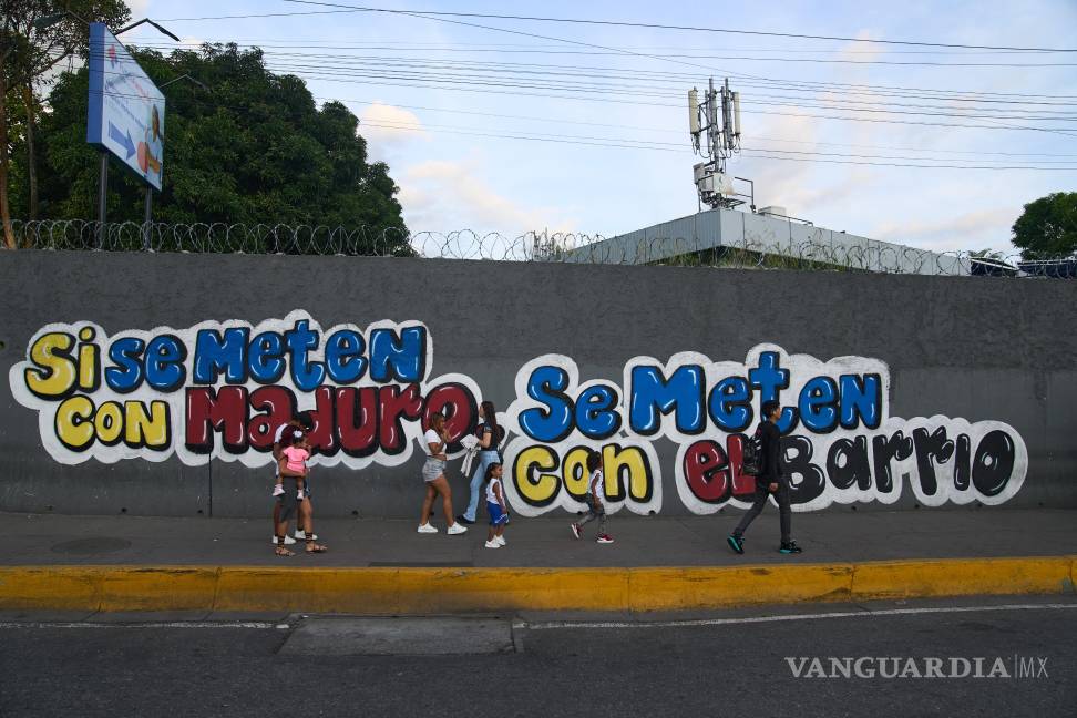 $!uU muro con un mensaje de apoyo al presidente Nicolás Maduro que dice: “Si se meten con Maduro, se meten con el barrio”, en Caracas, Venezuela.