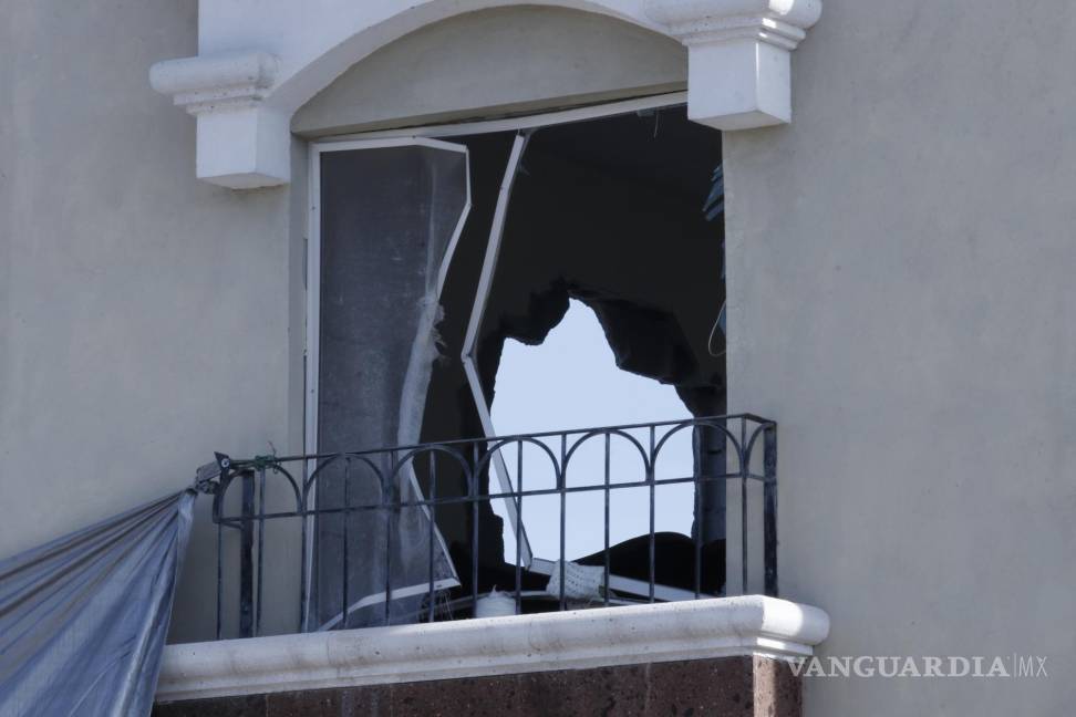 $!Algunos vecinos ya resolvieron los daños al colocar vidrios y puertas por particulares con un costo de 17 mil pesos