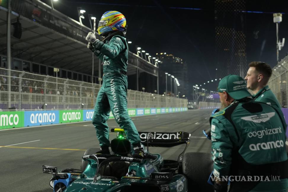 $!Fernando Alonso celebra su tercer lugar en GP de Arabia Saudi.
