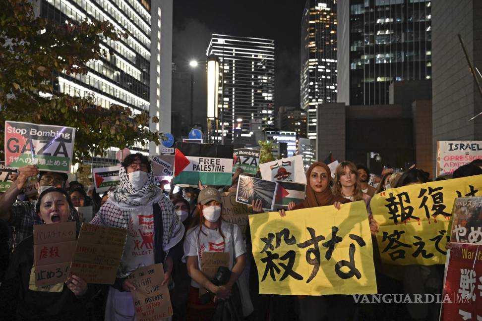 $!Manifestantes se reúnen cerca de la embajada de Estados Unidos en Tokio, Japón, para mostrar solidaridad con el pueblo palestino en Gaza.