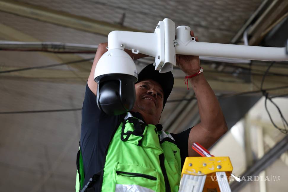 $!El C2 de Saltillo monitorea casi 900 cámaras distribuidas en puntos estratégicos de la ciudad las 24 horas del día.