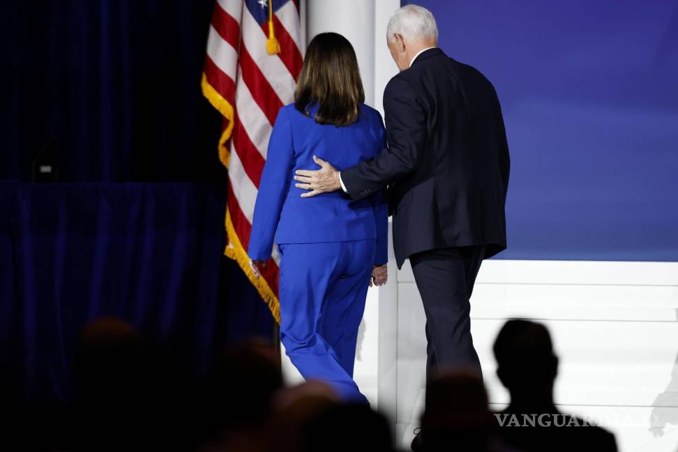 $!El presidente, el exvicepresidente Mike Pence y su esposa Karen Pence salen del escenario después de anunciar el final de su candidatura a la presidencia.