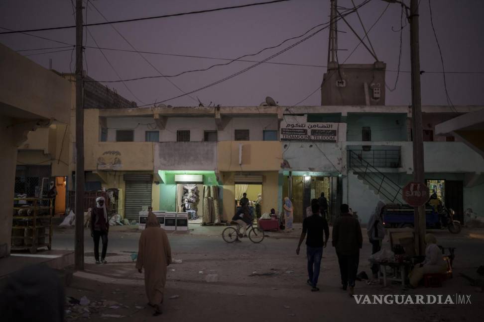 $!Varias personas caminan al atardecer por las calles de Nuadibú, Mauritania, el 30 de noviembre de 2021.