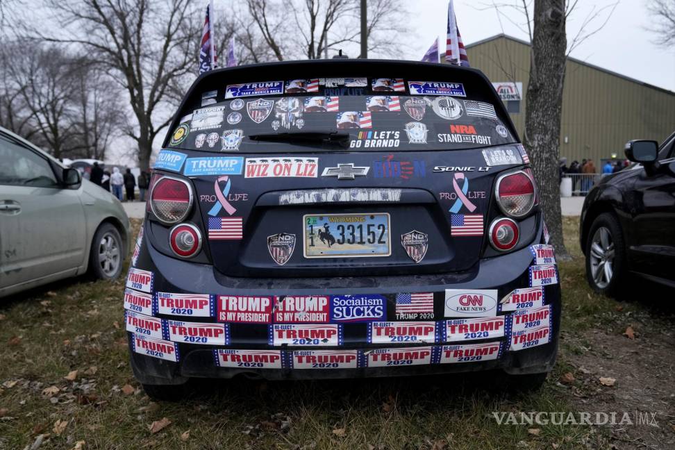 $!Un automóvil se encuentra en el estacionamiento afuera de un mitin de compromiso del expresidente Donald Trump en Mason City, Iowa.