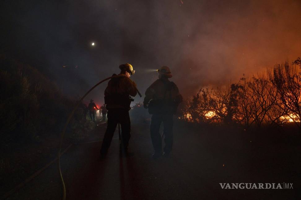 Azota incendio forestal al noroeste de Los Ángeles y evacuan a cerca de mil 200 personas