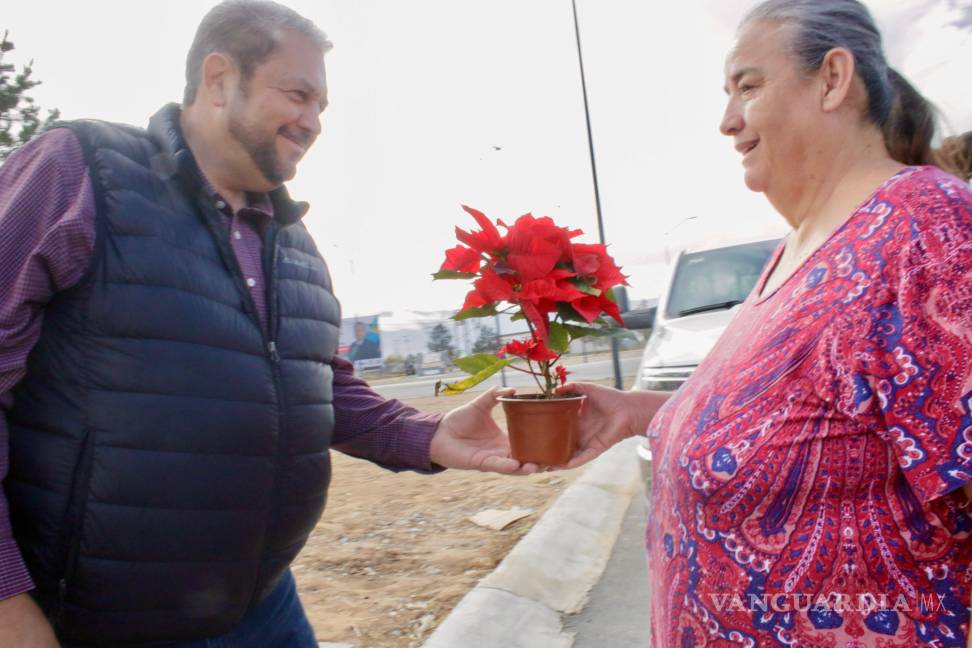 $!Decenas de ciudadanos recibieron con entusiasmo la tradicional flor de nochebuena, símbolo de unión, esperanza y paz durante la temporada decembrina.