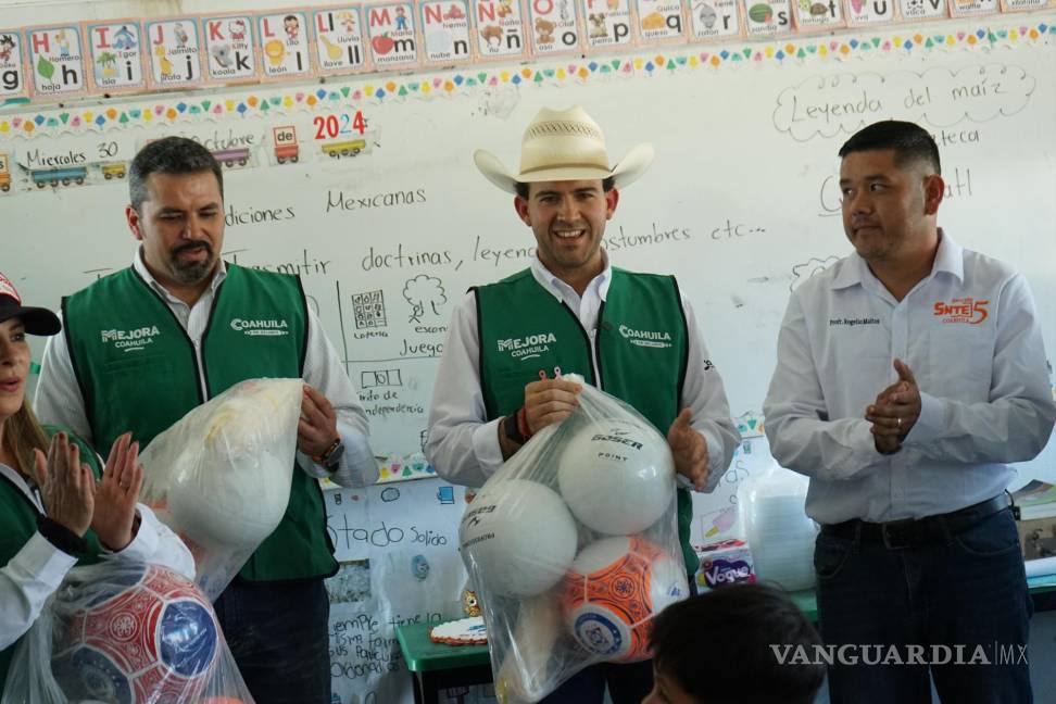 $!Niños de Ocampo recibieron material escolar como parte del compromiso del gobierno para apoyar a la educación local.