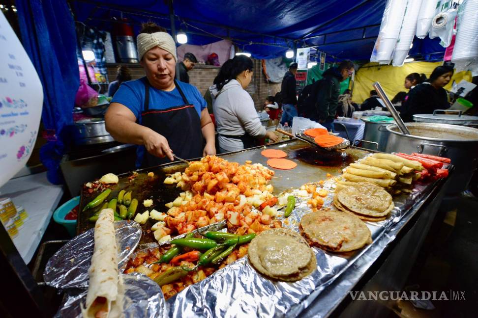 $!El mercado tradicional ofreció antojitos mexicanos como tamales, enchiladas y champurrado.