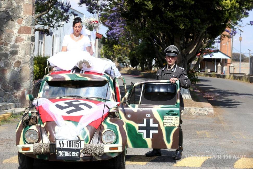 $!Fernando y Josefina a bordo de un Volkswagen decorado con esvásticas
