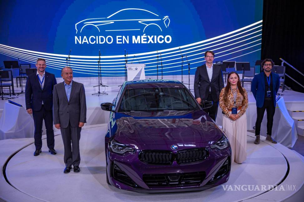 $!Autoridades del Gobierno de San Luis Potosí, junto a directivos de la BMW, posan para fotos durante el acto inaugural de la producción del nuevo vehículo de la Serie 2 Coupé, del BMW, en San Luis Potosí (México). EFE/Carlos Ramírez