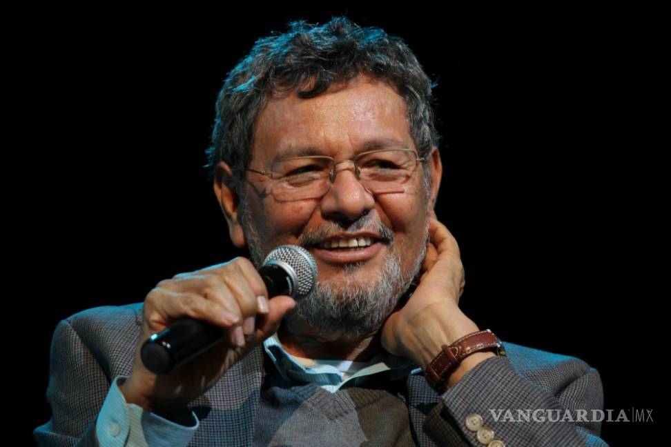 Para Élmer Mendoza "Lo único admirable de Donald Trump es su peinado”