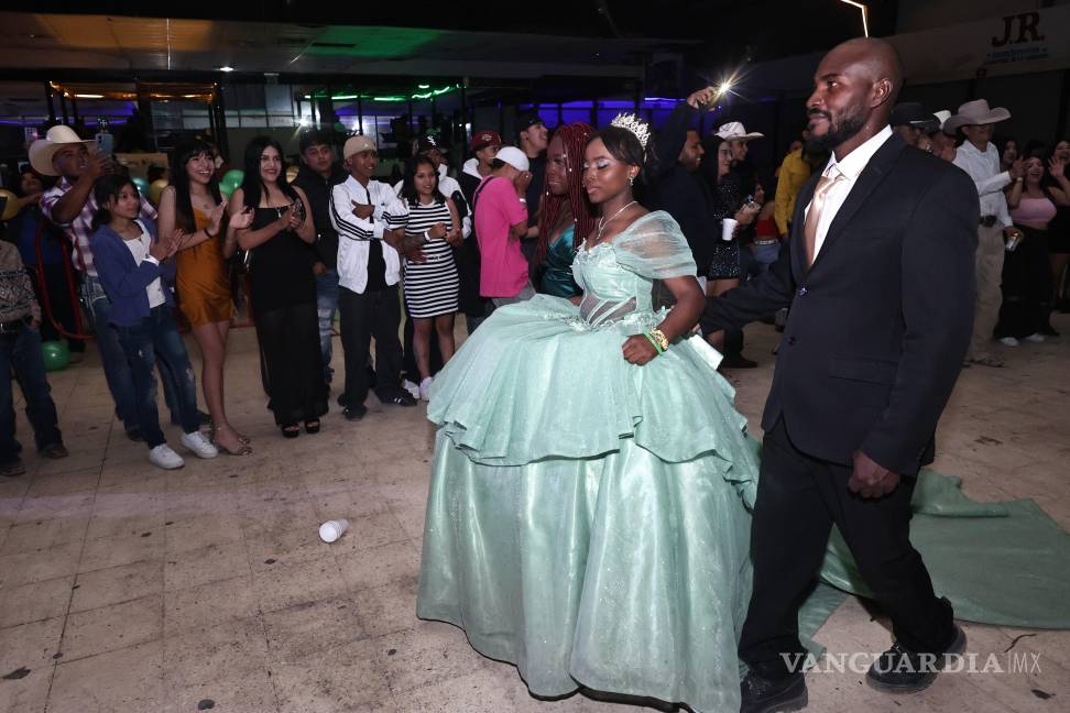 $!Steisy baila junto a sus hermanos Lirul Yid y Chuleta durante la celebración de sus XV años, considerada por muchos “la fiesta más famosa de Saltillo”.