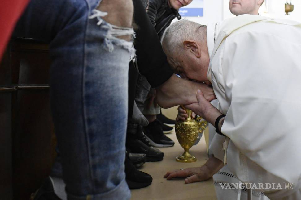 $!Una imagen proporcionada por los medios del Vaticano muestra al Papa Francisco realizando el rito del lavatorio de los pies el Jueves Santo en Roma, Italia.