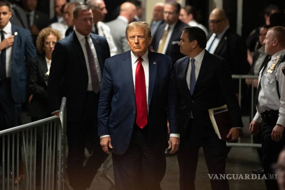 $!El ex residente estadounidense Donald J. Trump sale después de una audiencia previa al juicio por el presunto dinero pagado a Stormy Daniels en Nueva York.