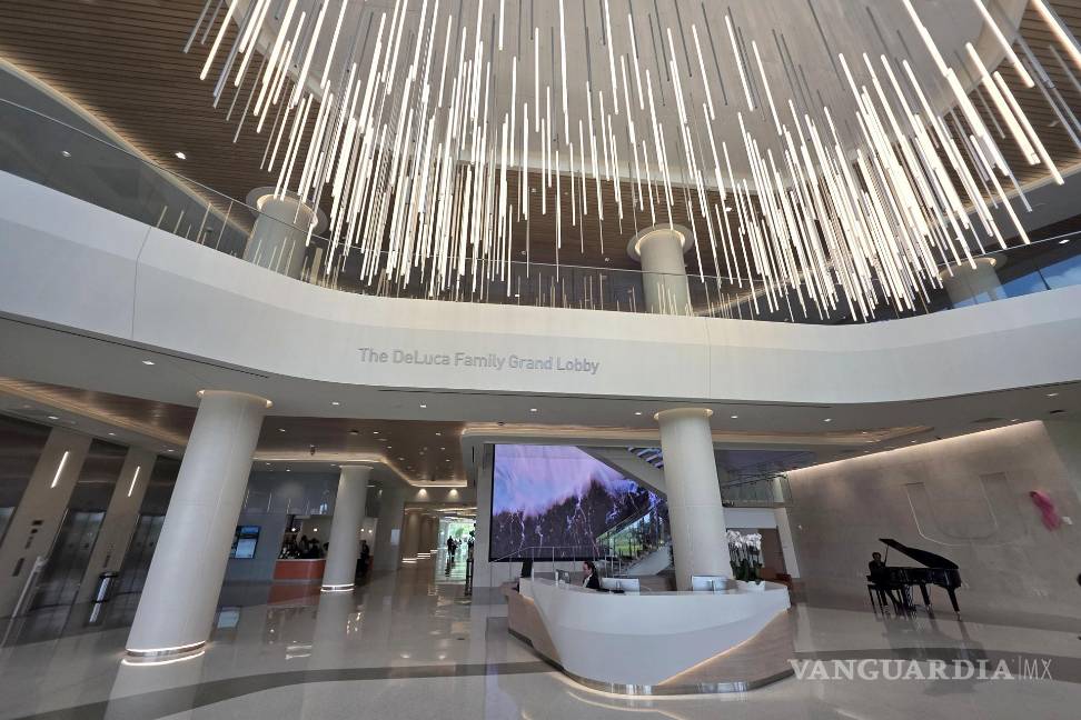 $!El vestíbulo del centro de salud UHealth SoLé Mia. El doctor usa una aplicación de IA aprobada por la universidad que transcribe sin grabar el relato del paciente.