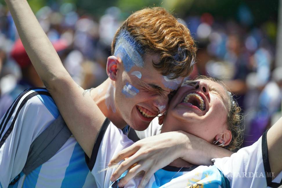$!Los fanáticos del fútbol argentino celebran la victoria de su equipo en la Copa Mundial sobre Francia, en Buenos Aires, Argentina.