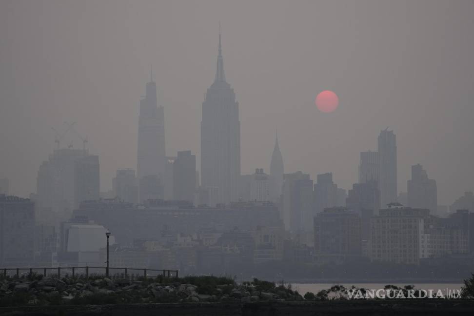 $!Por momentos se ha dejado de apreciar con tanta fuerza el tono naranja que se ha visto con la contaminación.