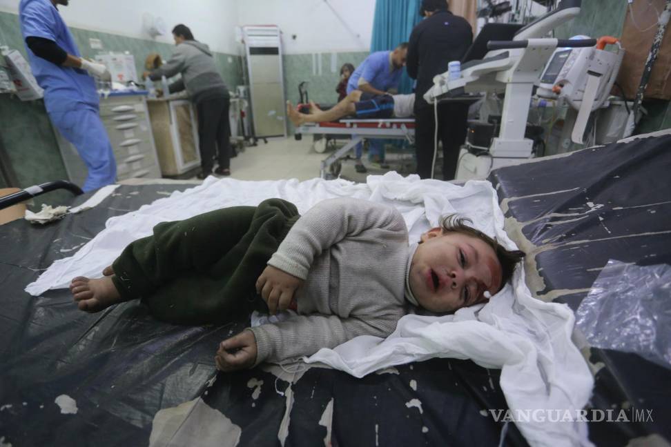 $!Un niño palestino herido en el bombardeo israelí de la Franja de Gaza es trasladado a un hospital de Rafah.