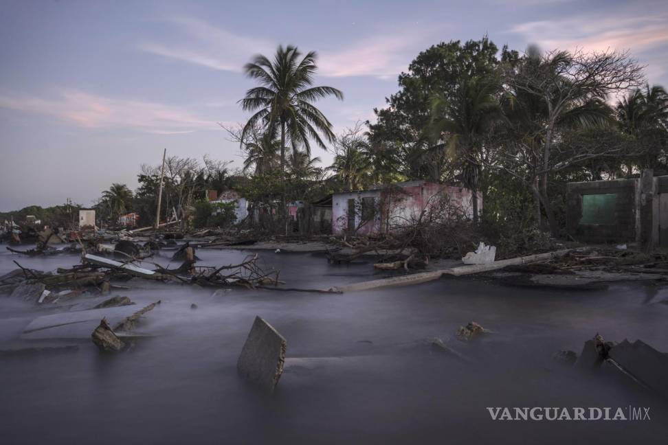$!Escombros de una casa colapsada y árboles caídos en la costa de la comunidad de El Bosque, en el estado de Tabasco, México.