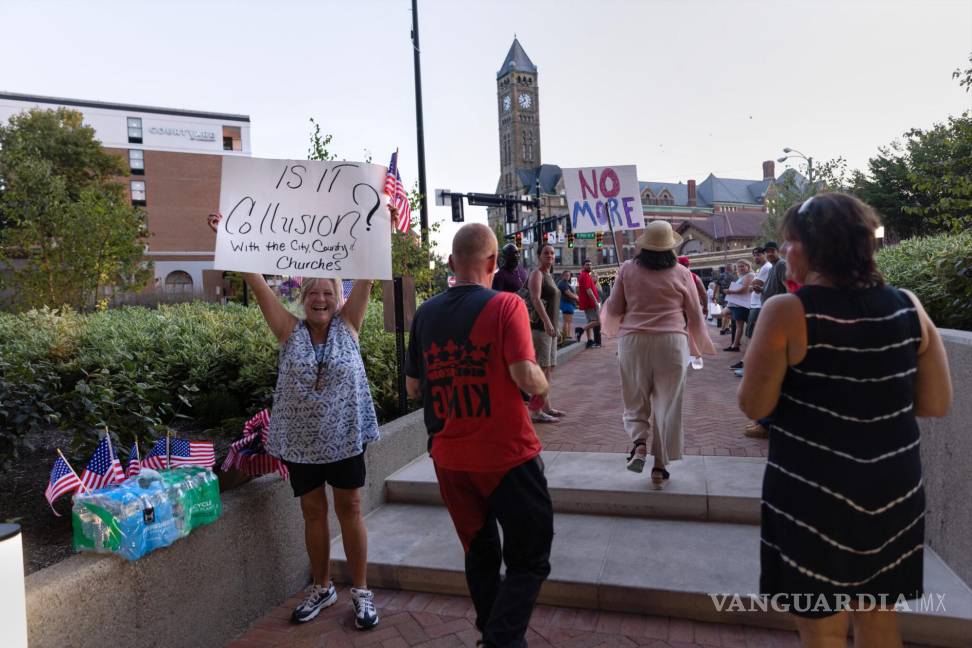 $!Manifestantes que se oponen a la llegada de inmigrantes haitianos a Springfield, Ohio con pancartas frente a la reunión de la Comisión Municipal en agosto.