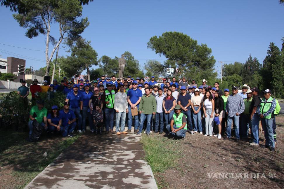 $!Integrantes del Instituto Municipal de la Juventud participaron activamente en las tareas de plantación.