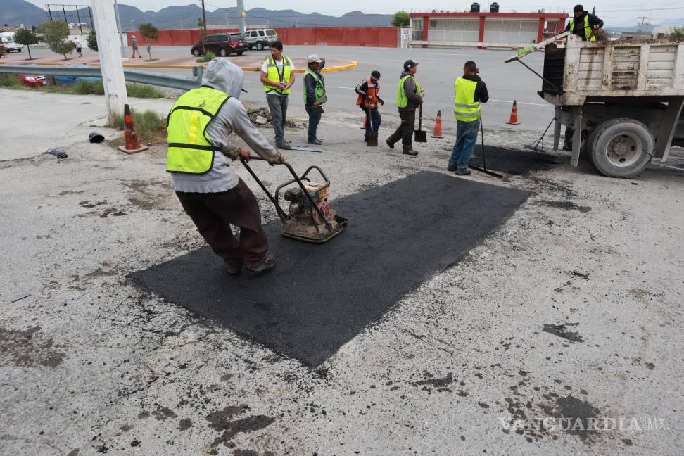 $!Cuadrillas municipales intervinieron la Calzada Francisco I. Madero, en Las Cumbres, para mejorar la circulación tras las lluvias.