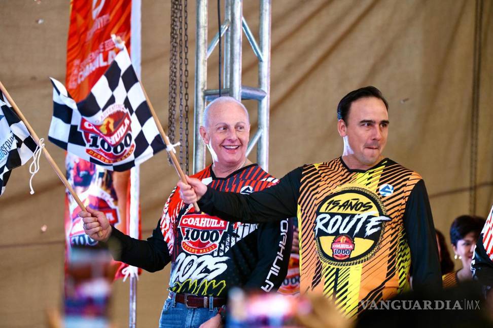 $!El gobernador Manolo Jiménez Salinas da el banderazo de salida del Rally Coahuila 1000 desde la Plaza Mayor de Torreón.