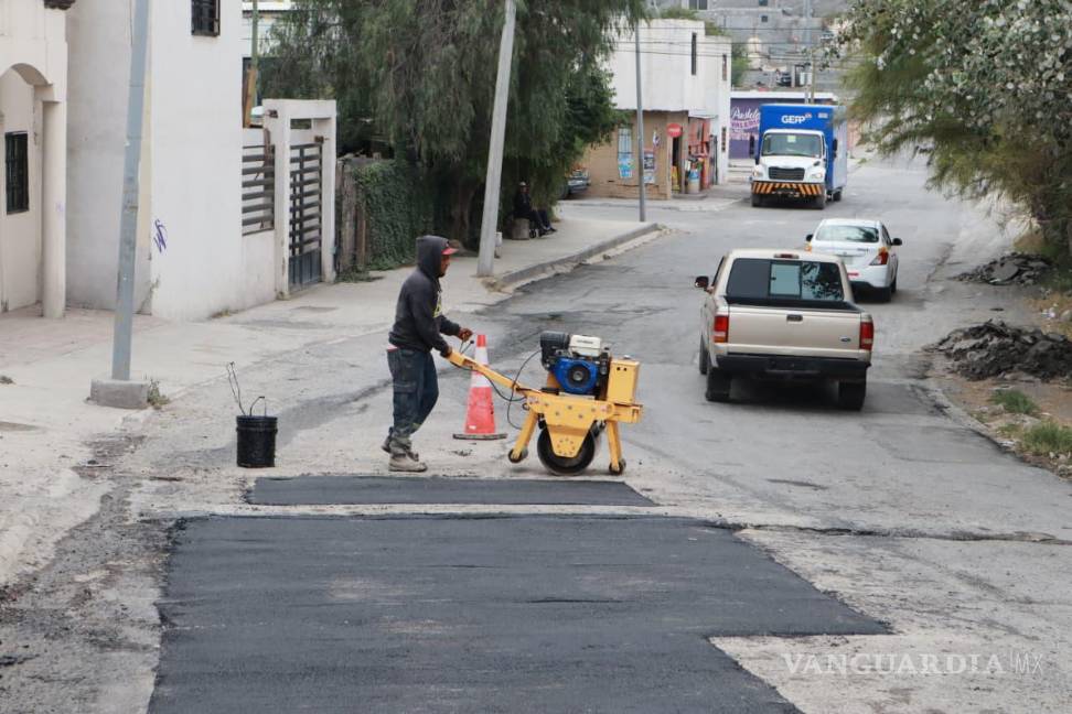 $!Las cuadrillas municipales acudieron a colonia Lomas de Lourdes, reparando baches sobre Paseo de las Aves, en cruce con Paseo de los Conejos.