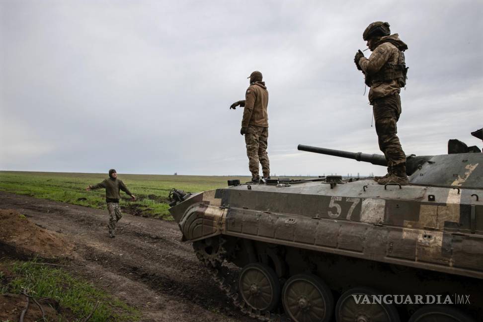 $!Miembros de la 28.a Brigada Mecanizada de Ucrania durante una misión para disparar un arma sin retroceso SPG-9 contra un objetivo ruso.