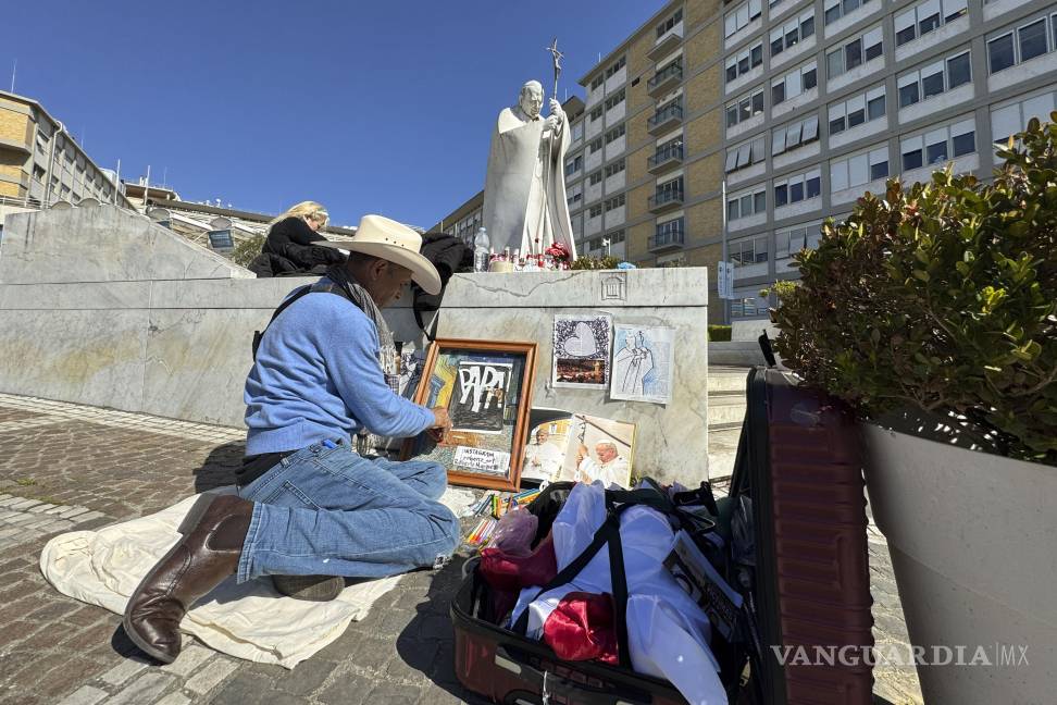 $!Arte y oración: Conoce al artista mexicano que viajó a Roma para apoyar al Papa Francisco con sus dibujos