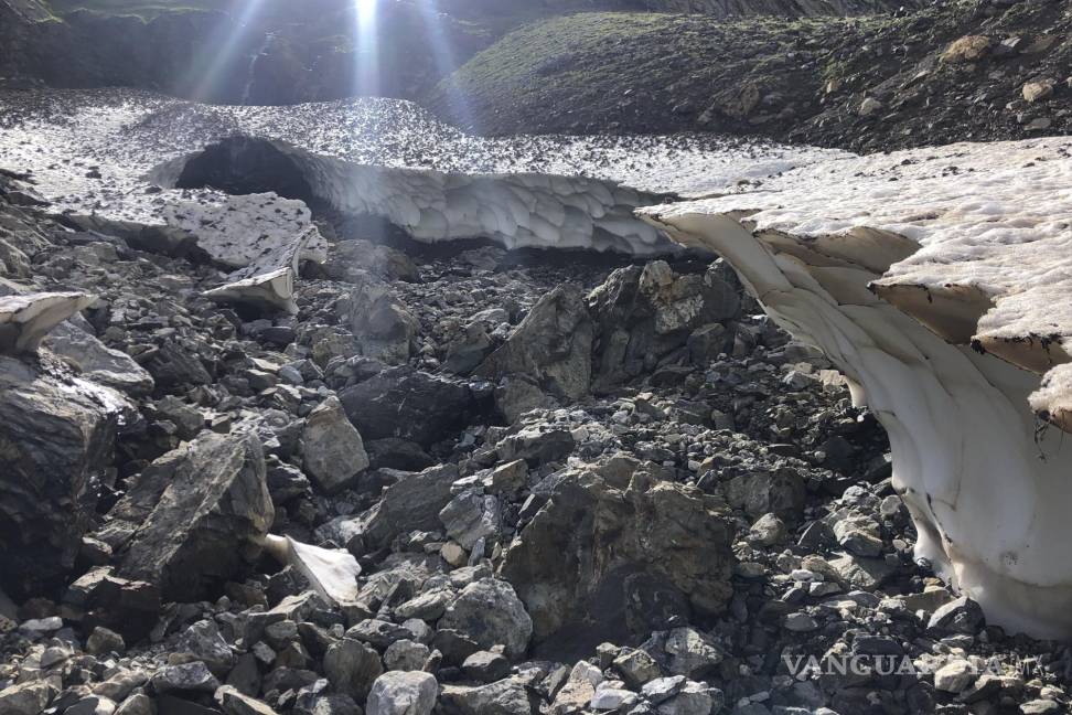 $!Vista de los sedimentos de Petit Rock del glaciar Petit Vignemale (a la izquierda) y del glaciar Oulettes, en la cara norte del macizo del Vignemale en la cordillera pirenaica, vistos desde el valle del Gaube en el sur de Francia. AP/Aritz Parra