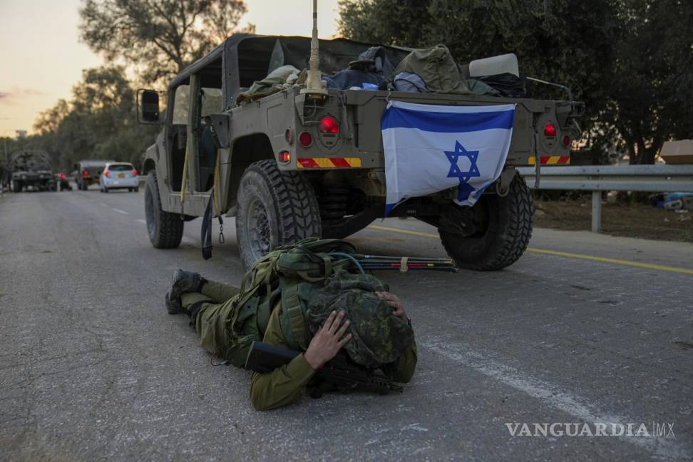 $!Un soldado israelí cree escuchar una sirena antiaérea y se tira al piso en el kibutz de Be'eri, Israel, el 11 de octubre de 2023.