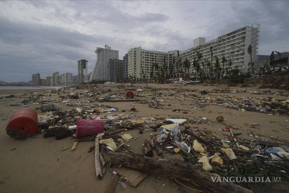 $!Hay escombros en la playa después de que el huracán Otis arrasara Acapulco, México.