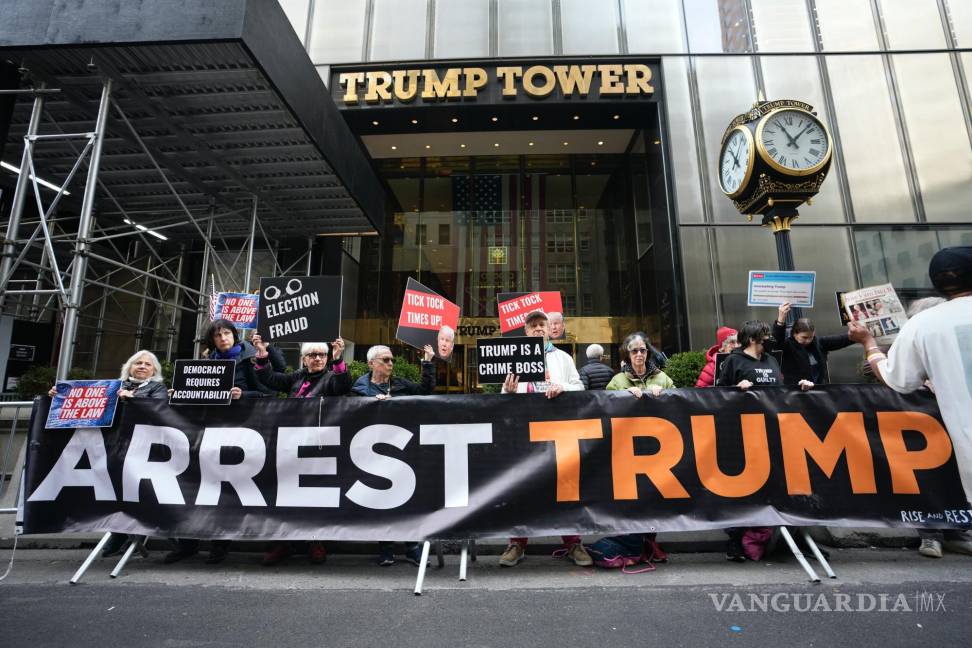 $!Manifestantes se reúnen frente a la Torre Trump en Nueva York. El expresidente Donald Trump fue acusado por un gran jurado de Manhattan.
