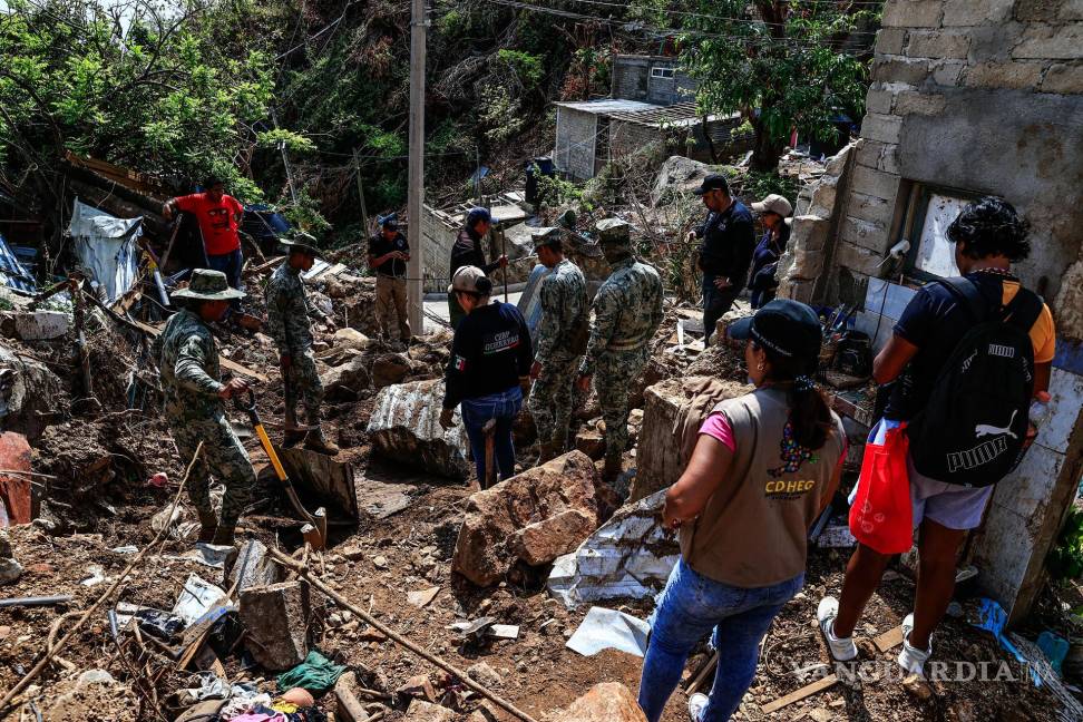 $!Soldados del Ejército mexicano ayudan en labores de rescate en la colonia Coloso tras el paso del huracán Otis, el 22 de noviembre de 2023, en Acapulco (México).