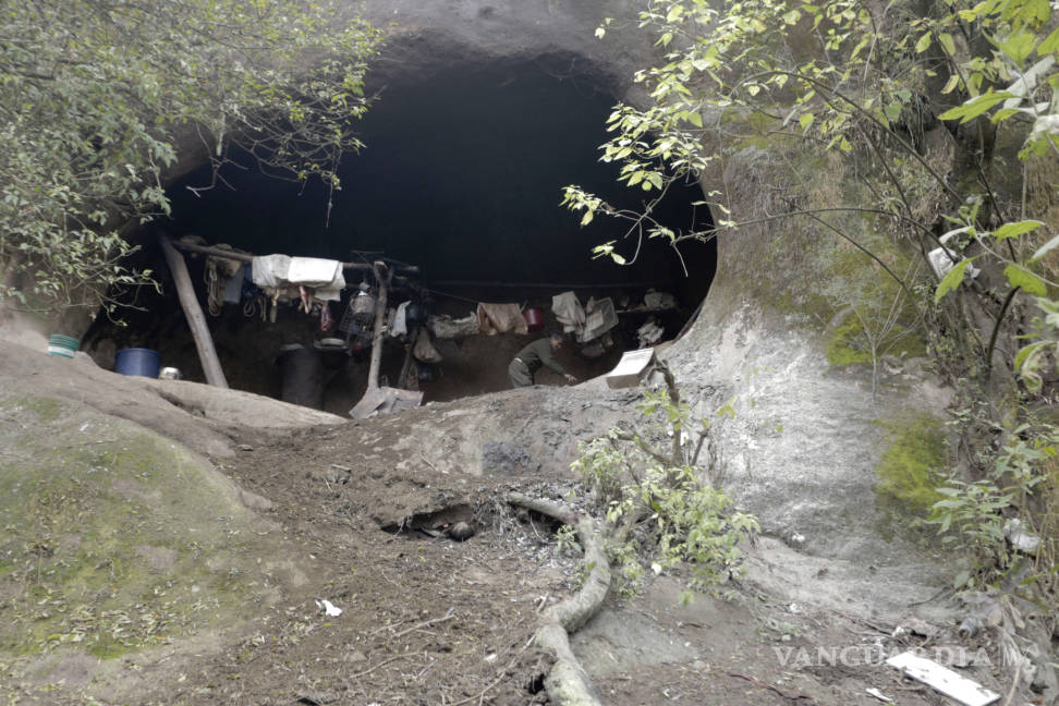 $!Hombre de casi ochenta años vive en una cueva, sin luz, ni agua, ni teléfono desde hace 40 años