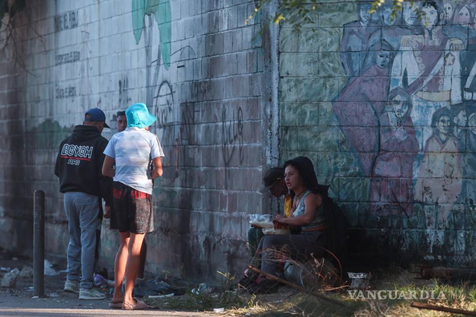$!Un grupo de personas en situación de calle en Buenos Aires. Los argentinos acudirán el domingo a las urnas con una economía estancada.