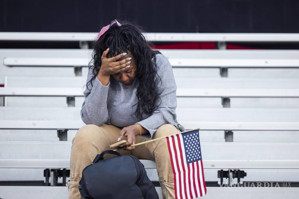 $!La estudiante de doctorado Chioma Tait llora después de que Kamala Harris conceda la victoria en la carrera presidencial al presidente electo Donald Trump.