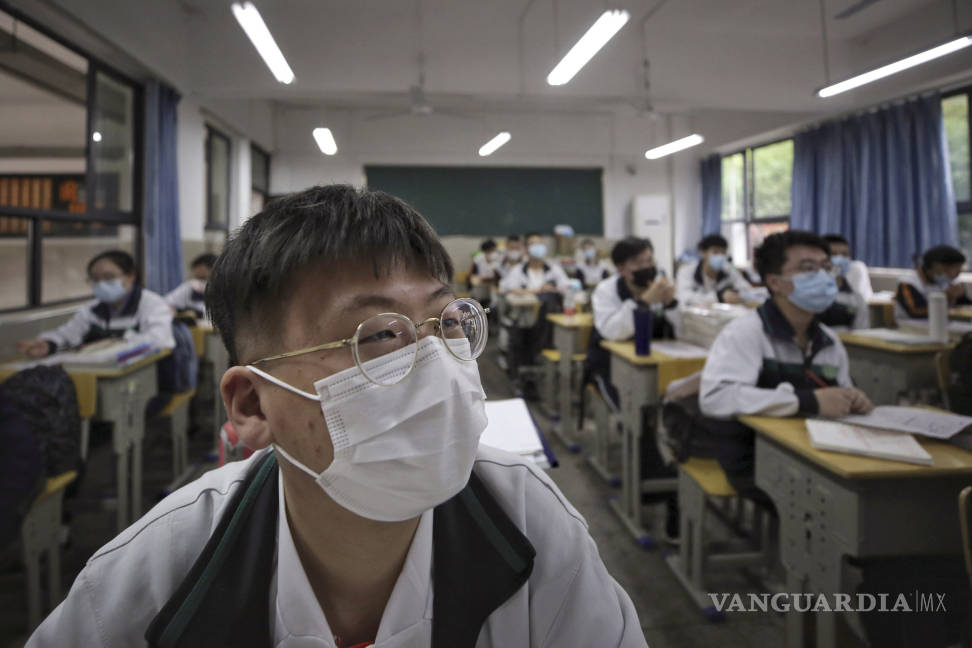 $!Con brazaletes electrónicos miden la temperatura a estudiantes en Pekín