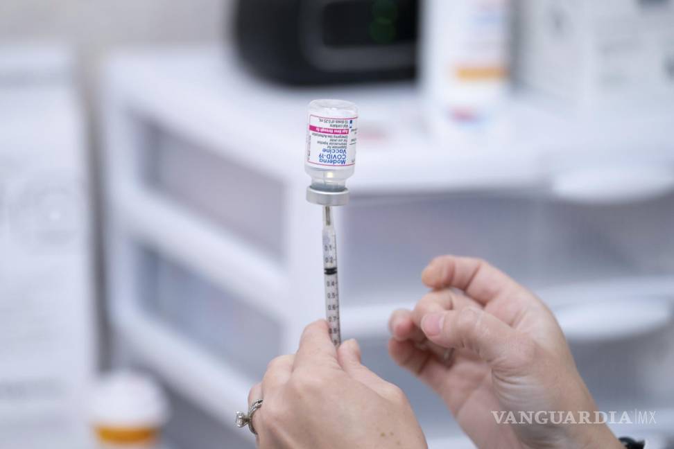 $!Un farmacéutico prepara una dosis de la vacuna Moderna COVID-19 para niños menores de cinco años el lunes 20 de junio de 2022 en Lexington, Carolina del Sur.