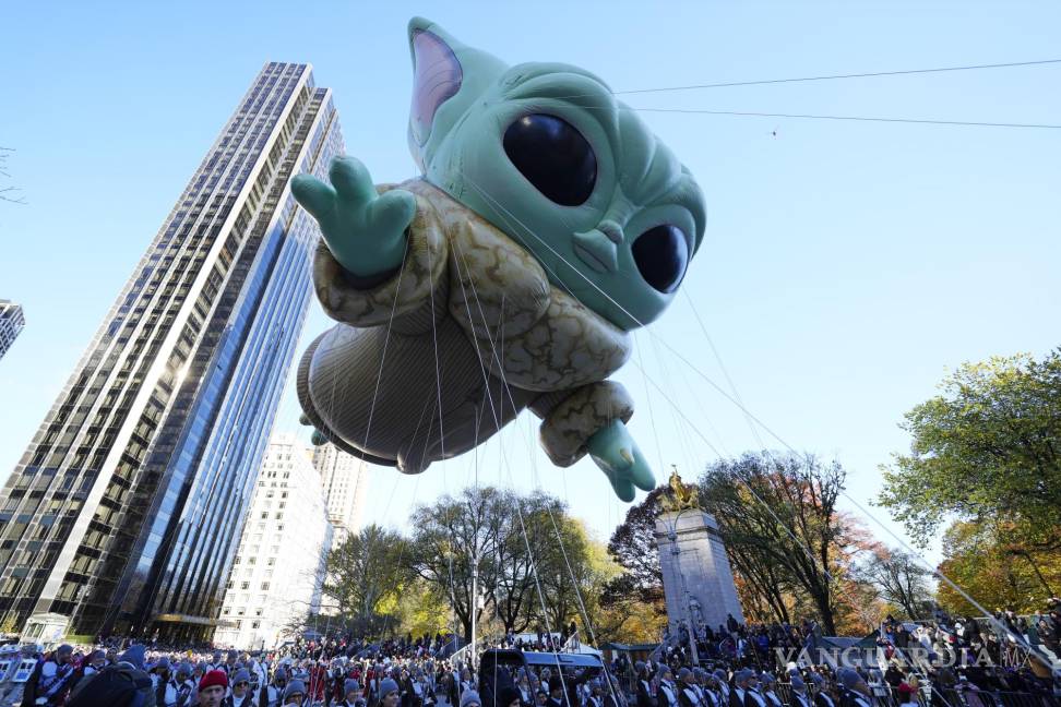 $!El globo Grogu flota en el Desfile del Día de Acción de Gracias de Macy’s en Nueva York.
