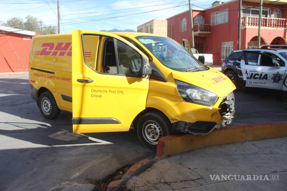 Vehículo de paquetería se pasa alto y provoca accidente en la colonia Bellavista, en Saltillo