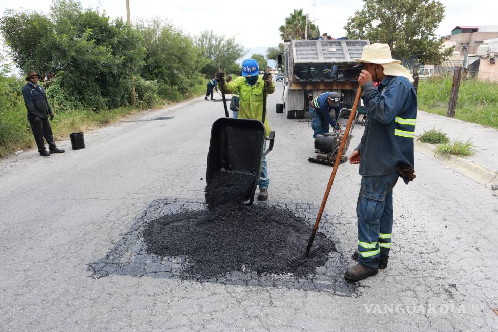 $!Personal municipal repara baches y mejora la seguridad vial en colonias y vialidades principales de Saltillo.