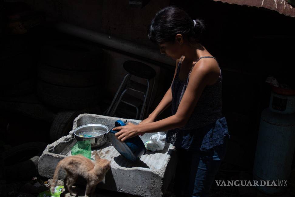 $!Ángeles es empleada doméstica que gana 100 pesos por día trabajando más de doce horas lavando, cuidando niños, cocinando, haciendo labores del hogar.