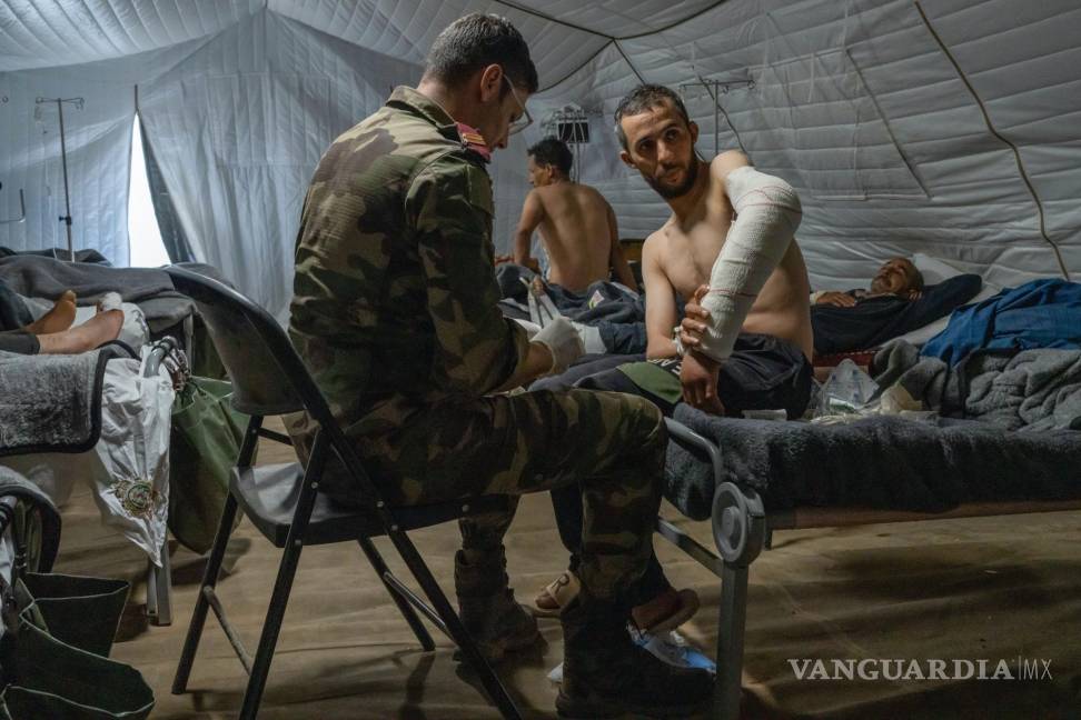 $!Un soldado trata a un sobreviviente herido del terremoto en un hospital de campaña militar en Tafingoult, Marruecos.