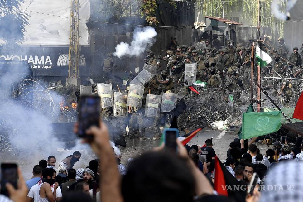 $!Manifestantes chocan con la policía frente a la embajada de Estados Unidos durante una protesta tras un ataque a un hospital en Gaza, en Beirut, Líbano.