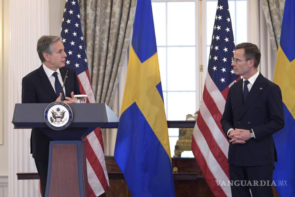 $!El secretario de Estado, Antony Blinken (i) y el primer ministro sueco, Ulf Kristersson (d), en la entrega del instrumento de adhesión de Suecia en la OTAN.