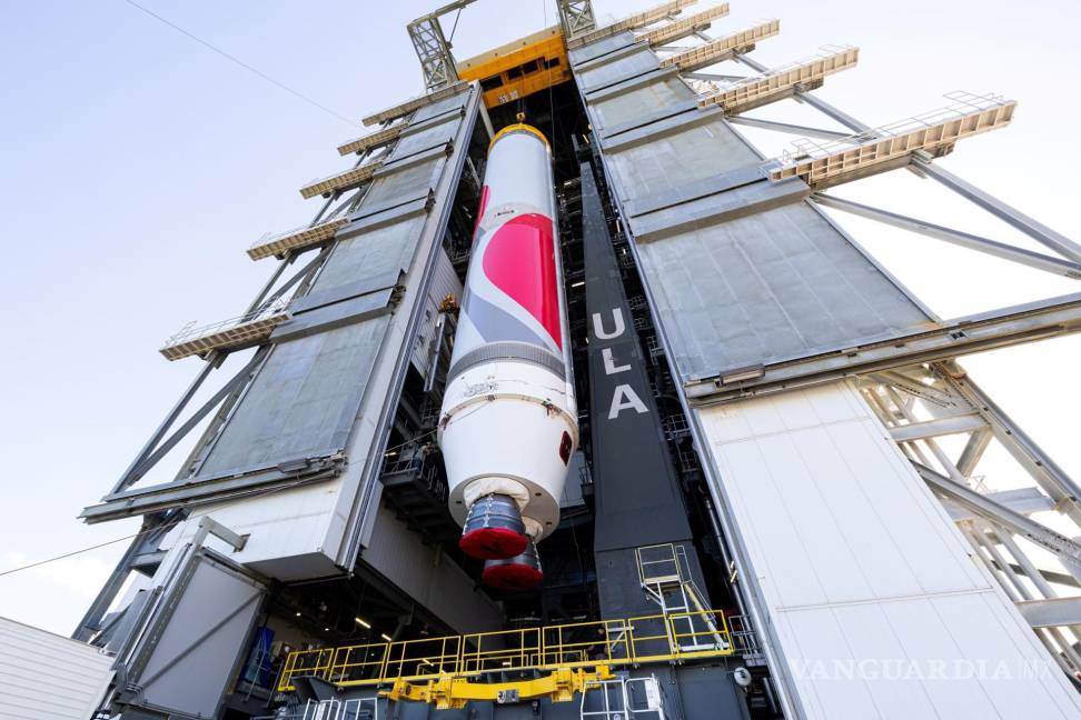 $!El primer cohete reutilizable Vulcan Centaur, de la compañía United Launch Alliance (ULA) ya está ensamblado en Cabo Cañaveral, Florida.