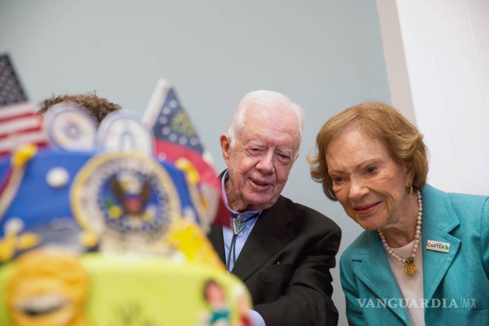$!En esta fotografía de archivo del sábado 4 de octubre de 2014, el ex presidente Jimmy Carter, a la izquierda, y la ex primera dama Rosalynn Carter miran un pastel de cumpleaños durante la celebración del 90 cumpleaños de Jimmy Carter en la Universidad Georgia Southwestern, en Americus, Georgia. AP/Branden Camp
