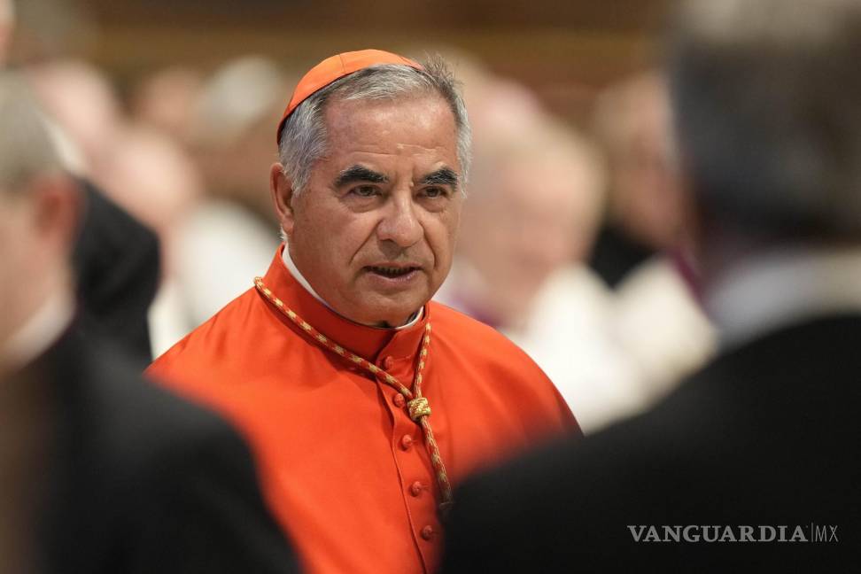 $!El cardenal Angelo Becciu asiste al consistorio dentro de la Basílica de San Pedro en el Vaticano, el 27 de agosto de 2022.